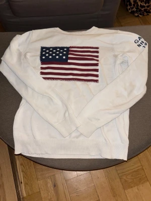 Gant tröja - En snygg och stilren vit Gant tröja i storlek S. Sitter lite tajt på mig nu men stor för att vara S. Tröjan har två jättesmå hål i vardera armhåla men inget man tänker på