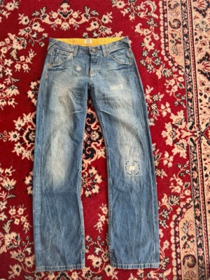 Lee jeans - Ett par riktigt coola vintage Lee som är väldigt ovanliga. Det är massa coola detaljer som en väldigt särskild läderpatch och lagningar. Det är en väldigt unisex passform, passar alltså tjejer som killar. Taggen säger 27/33 men den är egentligen snarare 30/32. Kom med frågor. Kan slänga in en tisha eller ett par weekday jeans vid köp