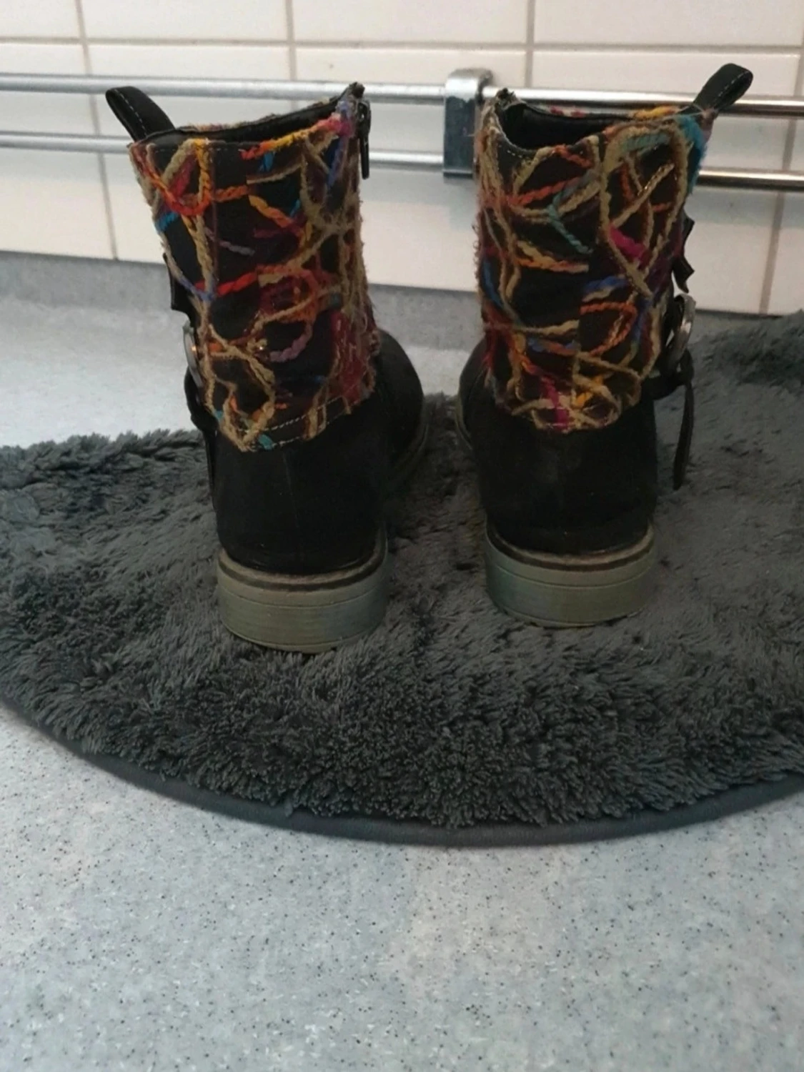 Svarta boots med färgglada detaljer - 3