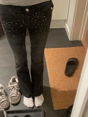 Jeans - Svarta jeans från hm med glitter/ nitar som ger en unik stil❤️tror inte de säljs längre, bilden är lånad men bara att fråga om fler bilder eller andra frågor❤️❤️🥰