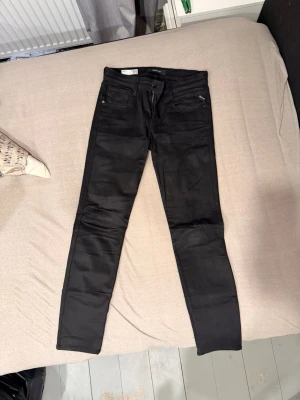 Svarta skinny jeans från Tiger of Sweden - Svarta Replay jeans top kvalité 