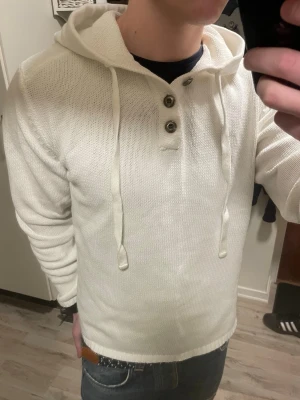 Vit stickad hoodie - Otroligt snygg vit stickad hoodie. Passar perfekt till kallare väder. Modellen är 180cm, 75kg. Priset kan såklart diskuteras!