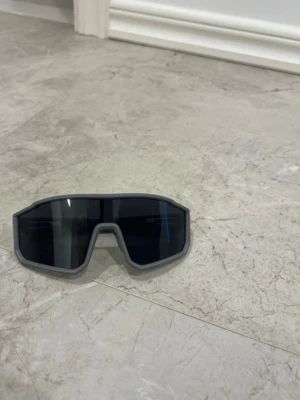 Svarta solglasögon med rund form - Snygga svarta solglasögon med rundade bågar och klassisk design. Perfekta för att lyfta din stil och skydda ögonen mot solen. Passar till de flesta outfits och ger en cool vibe.