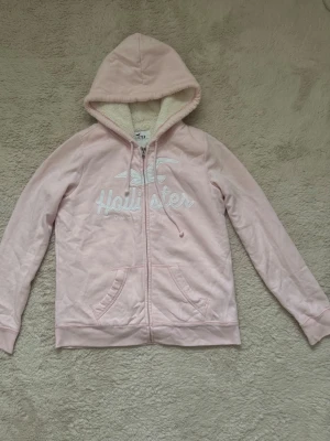 Rosa zip up Hoodie Hollister fodrad  - Rosa zip up Hoodie ifrån Hollister med vitt foder, i storlek S! 