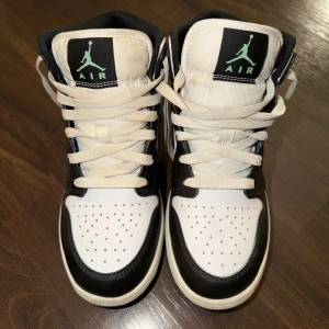 Nike Air Jordan - Snygga Nike Air Jordan som använts några gånger men som säkert går att tvättas upp! Storlek 37,5. Pris kan diskuteras😊