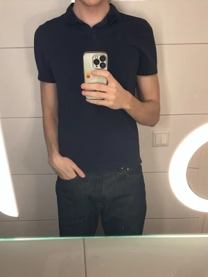 Marinblå MQ piké från Bläck  - Säljer en jätte snygg och Stilren marinblå piké tröja från MQ märket Bläck storlek M , skriv om ni har några frågor 