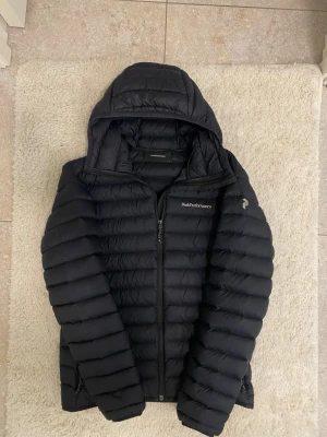 Peak performance tunn dunjacka - Säljer denna jackan som inte syns vara använd, tunnare än de flesta du jackorna och är perfekt till blrjan av vintern och våren