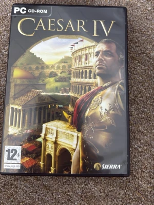 Caesar IV PC – komplett med box, 2 skivor + manual (CD-key ingår) - Säljer Caesar IV till PC. Komplett fysisk utgåva med: • 2 CD-skivor • Originalbox • Manual • CD-key ingår i manualen.                                        Bra skick – skivor utan större repor, box och manual fina.⚠️ OBS: PC-version, fungerar inte på konsol.  📦 Skickas som mellanstorlek paket. 💰 Pris: 249 kr