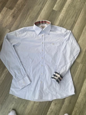 Burberry skjorta  - Tja säljer nu denna feta skjortan från burberry! Mycket bra skick inga defekter! Jag skulle dock säga att den sitter mer som en L eller M och inte XL! Hör av dig för minsta fundering 