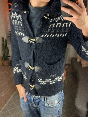 Mönsterstickad cardigan  - Unik och varm perfekt nu i vinter. Lite nopprig- bra skick. Skriv vid fundering. Mått: A:44 B:47 C:44 D:61 (cm) 😊🙌