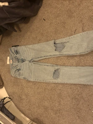 Ljus blåa bootcut low waist jeans  - Fina ljusblåa jeans från Nelly i storlek 32. Perfekt till sommaren ☀️