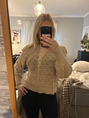 Beige stickad tröja med volangdetaljer - Snygg beige stickad tröja med volangdetaljer