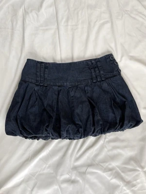 Kort jeanskjol med puffig form - Såå sjukt snygg vintage lågmidjad jeanskjol! 💓 midjemått: 36 cm
