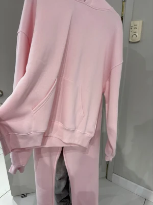 Gina mjukisset - Säljer detta fina sett från grina, Byxorna storlek L och hoodien storlek S💕köpt för 600kr