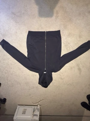 Mörkblå hoodie med dragkedja - Snygg mörkblå ziphoodie