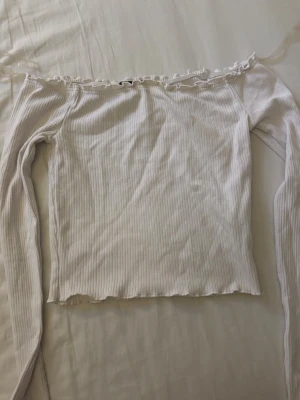 Vit offshoulder ribbad topp - Säljer min supersöta offshoulder tröja. Toppen har en söt volangkant. 