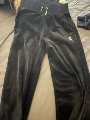 Juicy couture byxor - Svarta juicy byxor i xxs passar mig som är xs/s också med diamanter på