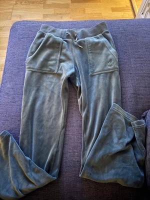 Gröna mjukisbyxor från Juicy Couture - Jätte snygga och sköna mörkgröna juicy couture mjukis byxor🫶🏼nästan aldrig använda 