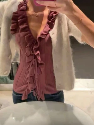 Röd volangtopp från Zara - Efterfrågad röd volangtopp från Zara !! Säljs inte längre , storlek S