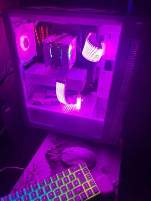 Vit gaming pc - Säljer denna vackra pärla för väldigt rimligt pris, den är ny byggd och startar som den ska utan problem. Leds kontrolleras med fjärrkontroll. Priset är inte huggat i sten.  Specs: Vit Dutzo chassi Cpu: intel i7 6800k CPU cooler: XUANFENG CPU Cooler Fan Computer x79 x99  Gpu: rx580 Motherboard: asus strix x99 gaming  SSD: KOOTION 512GB NVME M.2 PCIe  Psu: JULONGFENGBAO White ATX 650W Ram:  Corsair Vengeance LPX DDR4 2666MHz 2x8GB Hdd lagring 320gb