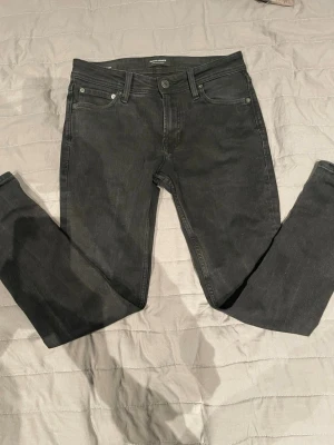 Svarta skinny jeans från Jack & Jones - Svart jeans från Jack&jones med storleken 28W 30L och modellen skinny/Liam.