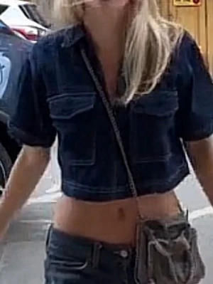 Mörkblå croppad jeansjacka Zara - Snygg croppad jeansjacka från Zara i mörkblå denim. Jackan har korta ärmar, två stora bröstfickor med lock och markerade sömmar för en cool look. Perfekt till ett par höga jeans eller kjol. Materialet är klassisk denim i bomull.