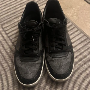 2 Louis Vuitton skor - Säljer 2 par Louis Vuitton-skor  📦 Par 1: pris 5000 	•	Använda cirka 5–6 gånger  • Storlek 43  	•	Mindre slitage/skador 	•	Kvitto och originalbox ingår 	•	Mycket fint skick!  👟 Par 2: 	pris 2800 •	Använda något mer än det första paret  • Storlek 44 	•	Fortfarande i bra skick 	•	Två-tre mindre skador 	•	Saknar kvitto och box  Kan skicka fler bilder vid intresse. Öppen för byte mot något av värde. Vill du köp en av paren så kan du bara meddela mig det. Pris kan diskuteras 