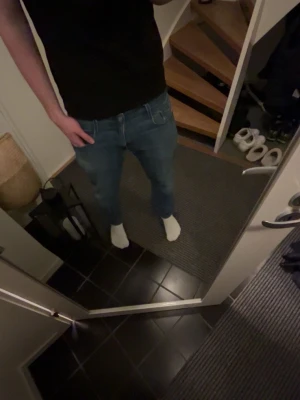 Replay ljusblå jeans med raka ben - Snygga ljusblå jeans från Replay med klassisk femficksdesign och raka ben. Jeansen har diskreta slitningar och detaljerade bakfickor med broderi. Perfekta för en avslappnad och trendig look.