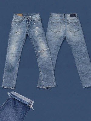 Dondup gorge jeans  - Säljer ett par ljusblå jeans med slitningar och hål på benen samt råa, fransiga benslut. Jeansen har klassisk femficksmodell och raka ben. Perfekta för en avslappnad och trendig streetstil.