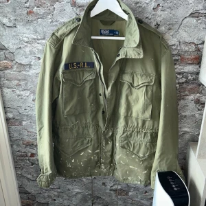 Ralph Lauren field jacket  - Mycket bra skick, inga defekter! Storlek M sitter som M  och passar dig som är mellan 178-185cm ungefär. Nypris ca 5000kr. Modellen är 185 cm, 75kg. Passar bra nu till våren! Skriv för mer information!🤝