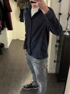 Overshirt Mango - Stilren och elegant Overshirt ifrån Mango - Nypris: 699kr - Mitt pris: 229kr - Skick: 8/10 - DM vid frågor & funderingar! 🙏 184cm 70kg