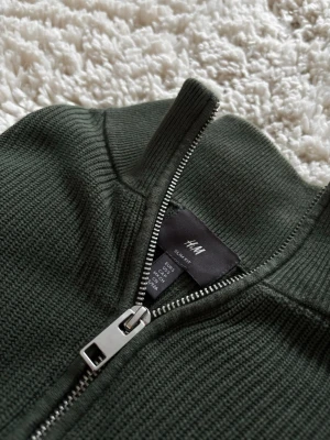 Quarter Zip - Stilren och elegant Quarter Zip ifrån H&M - Nypris: 499kr - Mitt pris: 169kr - Skick: 9.5/10 - DM vid frågor & funderingar! 🙏