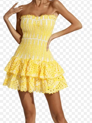 Gul klänning - Säljer en jättegullig klänning som jag köpt på Dressy.se💛 Storleken är i S men passar också mig som är xs/xxs