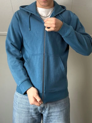 Blå hoodie med dragkedja - Snygg blå zip hoodie från weekday