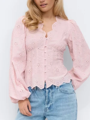 Ljusrosa blus med broderade detaljer - Supersöt och trendig ljusrosa blus med broderade blommor och knappar framtill. Storlek L från Gina Tricot. Säljer då jag köpte flera storlekar för att se vilken som passade men denna var för stor för mig. Helt oanvänd med prislapp kvar. Helt slutsåld på nätet.💞 