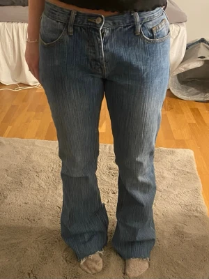 Brandy Melville bootcut jeans - Blåa bootcut jeans från brandy Melville i storlek ”one size” men skulle säga S/36 midjemåttet rakt över: ca 37cm Innerbenslängd: 76cm, jeansen är klippta nertill