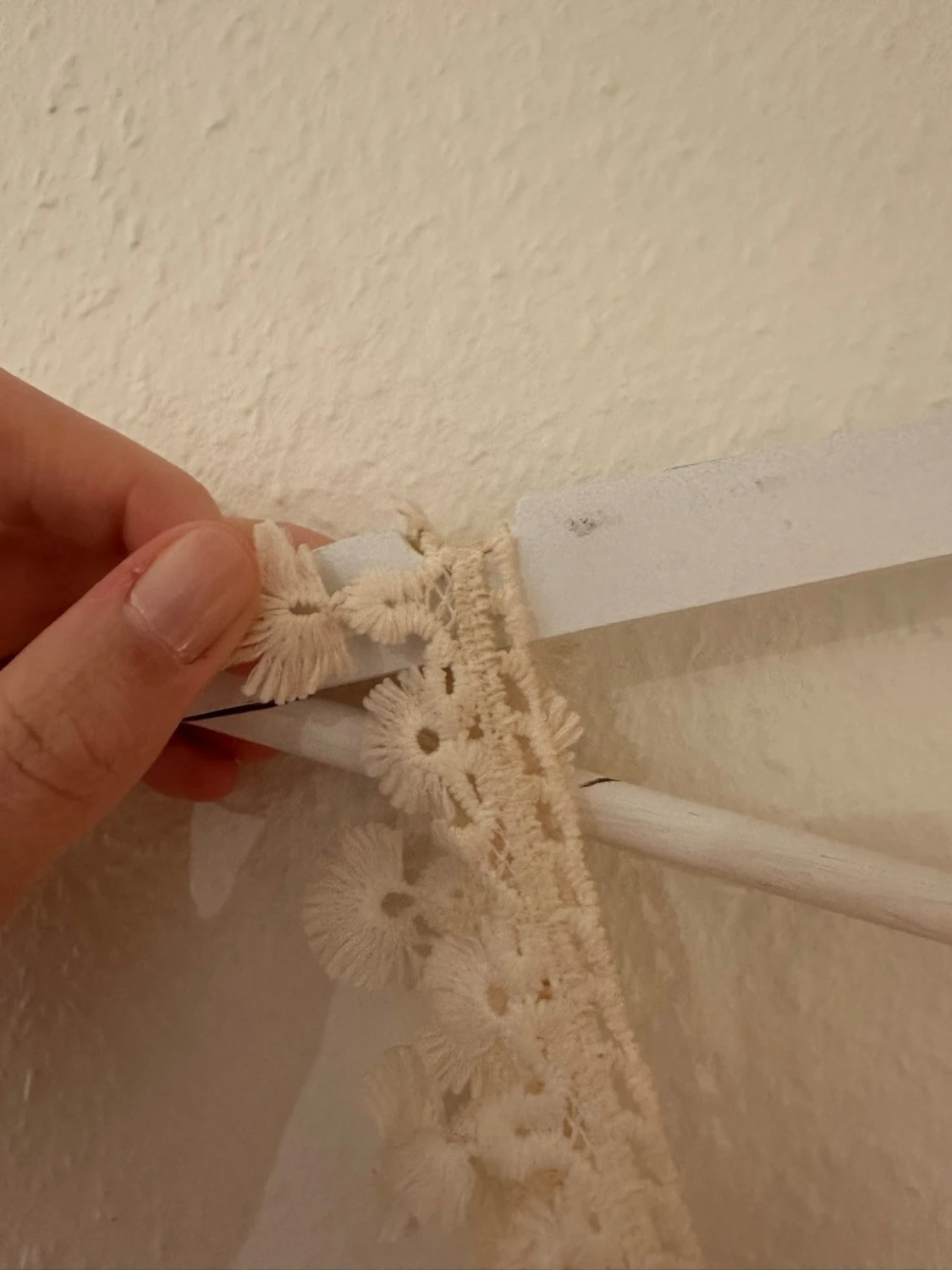 Randig sommarklänning med spetsdetaljer - 3