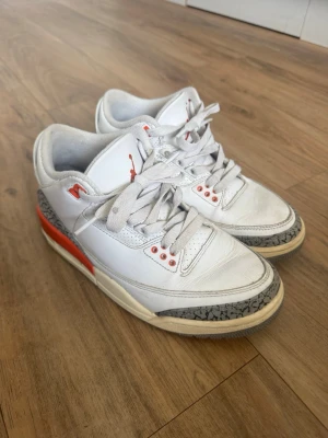 Air Jordan 3 Retro Vit/Orange - Säljer ett par Air Jordan 3 Retro sneakers i vitt läder. Få defekter här och där.