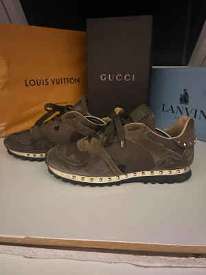 VALENTION ROCKRUNNER  - hej!    Jag säljer mina eftertraktade valention rockrunners.   Alla spikar finns på skorna.    Liten defekt i hälen (som man ser på bilden). Jag kommer att rengöra skorna om det är så att du som köpare vill det!!    Skriv för fler bilder och detaljer osv. Superlågt pris pga man ej får med en valentino skolåda!