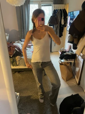 Gråa straight jeans - Gråa jeans i straight fit och med låg midja, jag är 167 och brukar ha S🩷