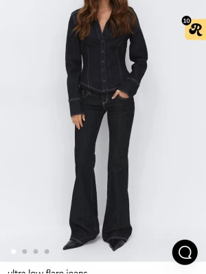 Mörkblå bootcut jeans med kontrastsömmar - Säljer dem här mörkblåa jeansen fårn Gina tricot, oanvända helt nya, storlek 34 regular, säljer eftersom är 173 o de kom lite kort på mig.