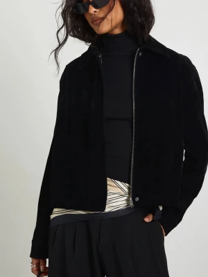 Svart mockajacka - Säljer en svart mockajacka med klassisk krage och rak passform. Jackan har en diskret dragkedja framtill och långa ärmar.