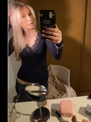 Intimissmitröja  - Snygg mörkblå långärmad topp med v-ringning och spetsdetaljer vid halsringningen. Figurnära passform som framhäver siluetten. Perfekt att styla med jeans eller kjol för en trendig look! Som ny ! Använd två ynka tillfällen men säljes då jag redan tröttnat på den 