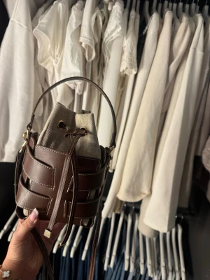 H&M bucket bag  - Så fin och eftertraktad väska från hm, helt slutsåld, köptes på Vinted för 850kr helt oanvänd och säljer då den inte kommer till användning🤍