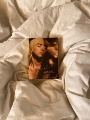 Eilish Eau de Parfum 100 ml - Jag säljer min helt otroliga Eilish Eau de Parfum från Billie Eilish, 100 ml. Jag har haft den här doften länge och älskar den verkligen, speciellt för den otroliga doften av vanilj! Anledningen till att jag säljer den är att min man råkade köpa fel parfym. Den är helt oöppnad och aldrig använd, så den är i perfekt skick.