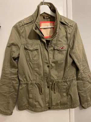 Vintage Hollister Militärjacka  - Säljer denna superfina militärjackan💚 Vintage Hollister. Obs står i jackan att den är storlek L men passar snarare S/M!💞🌸 