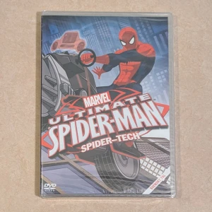 Marvel Ultimate Spider-Man: Spider-Tech DVD - Säljer en Marvel Ultimate Spider-Man: Spider-Tech DVD i nyskick, fortfarande i orginal plast. Innehåller spännande avsnitt med Spider-Man och hans vänner, svensk text och tal. Perfekt för fans av superhjältar och actionfyllda äventyr!