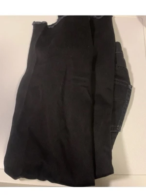 Svarta Levi's jeans straight fit - Svarta jeans från Levi's med klassisk femficksdesign och rak passform. Jeansen har en läderpatch bak i midjan och synliga sömmar vid fickorna. Perfekta till en avslappnad stil. W32 L30 passade ej mig 