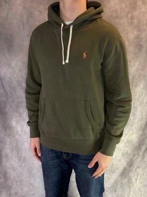 Olivgrön Ralph Lauren Hoodie - Stl M - RIKTIGT FET HOODIE FRÅN RALPH LAUREN! Mycket bra skick: 9/10, utan defekter! | Stl: M, Modellen är 175cm och väger ca 77kg | Hör av dig vid frågor // Galgen 🫡