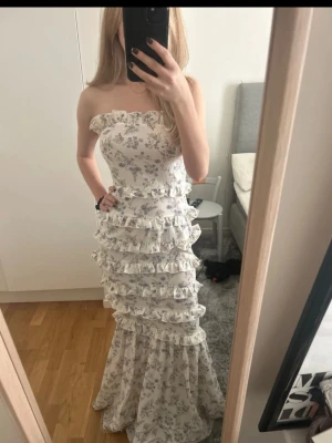 Balklänning med volanger - Sommar / balklänning, använd en gång 💞är 167